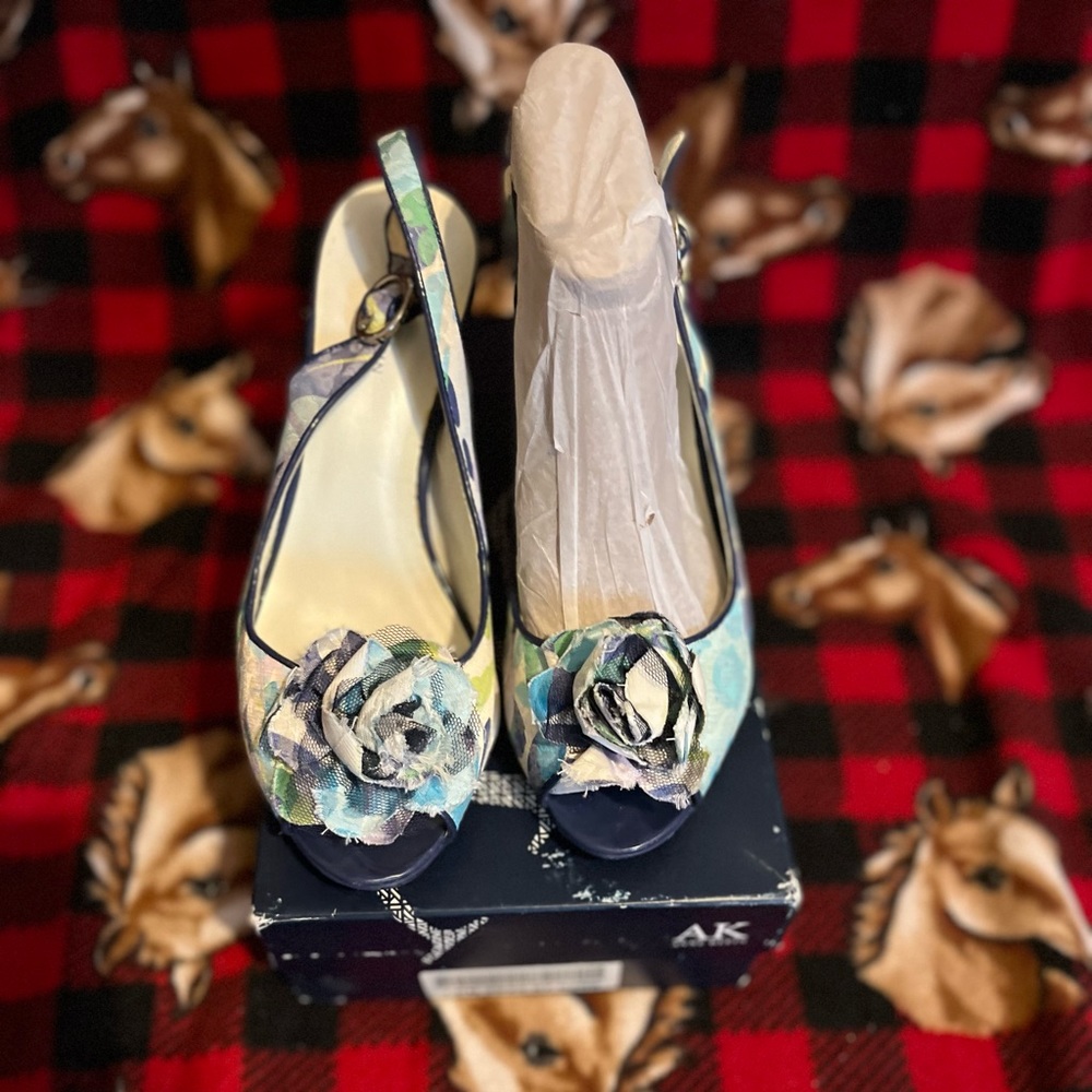 Anne Klein Peep toe 3 1/2 heel multiple blue with patent leather heel Size 10
